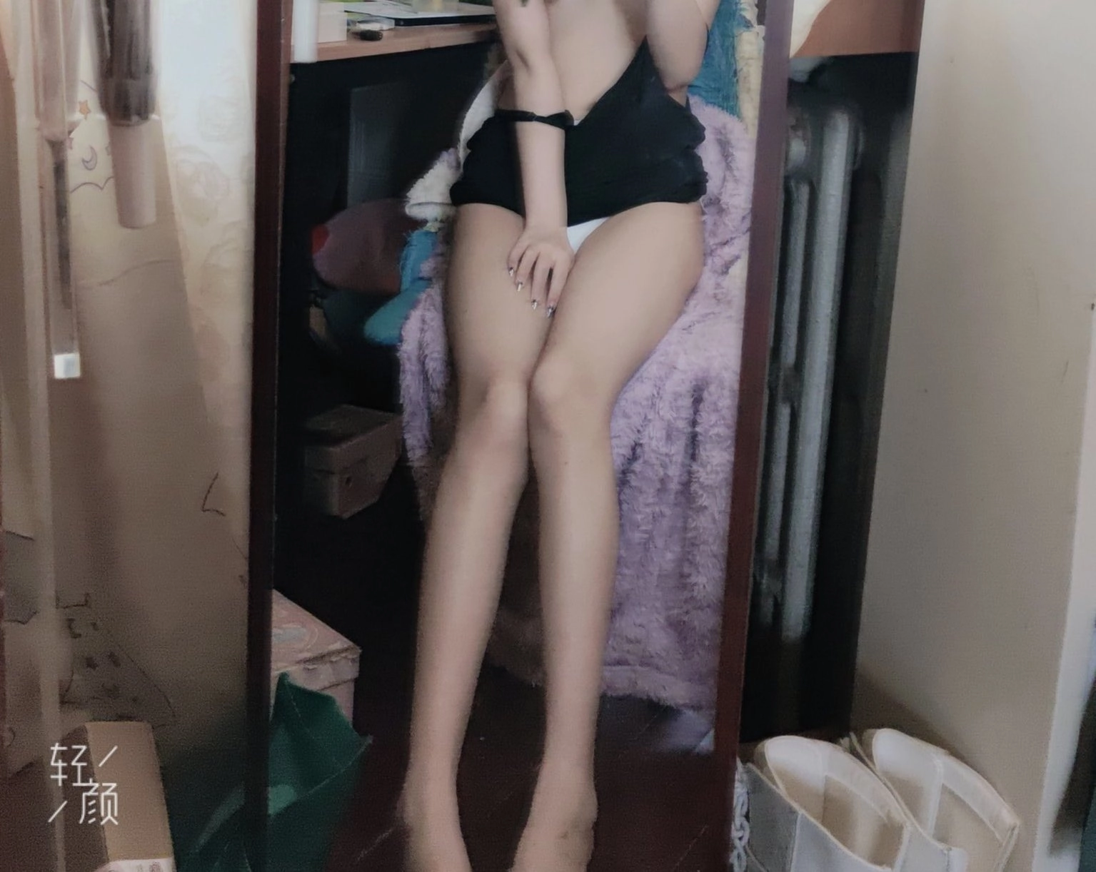 女人在镜子前拍自拍。