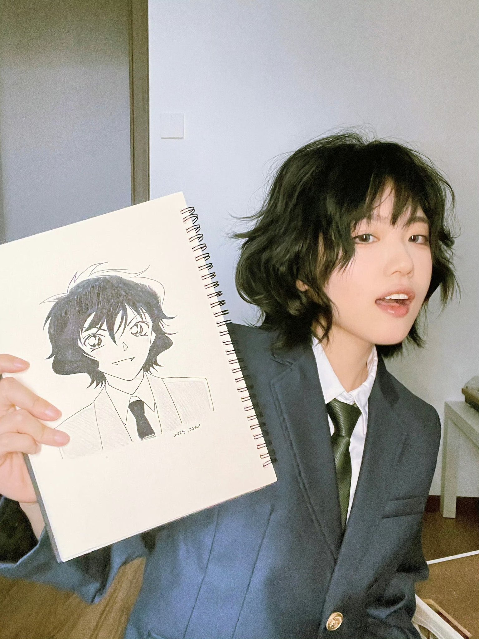 女人拿着一个性格的绘图。