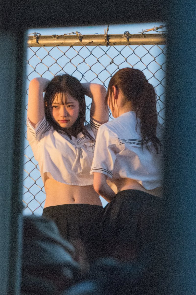 两个女孩穿着白色衬衫和黑色衬衫。