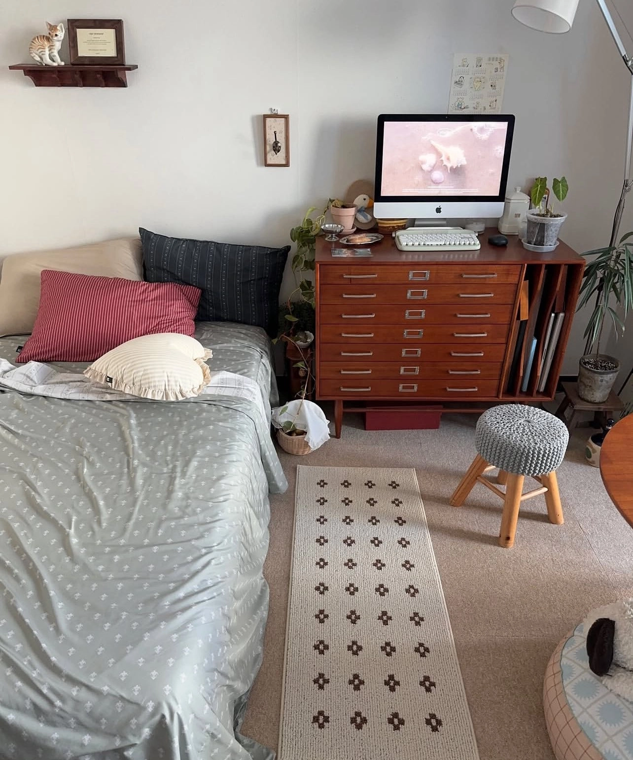 舒适的卧室有床,一张桌子与电脑,和一个椅子。