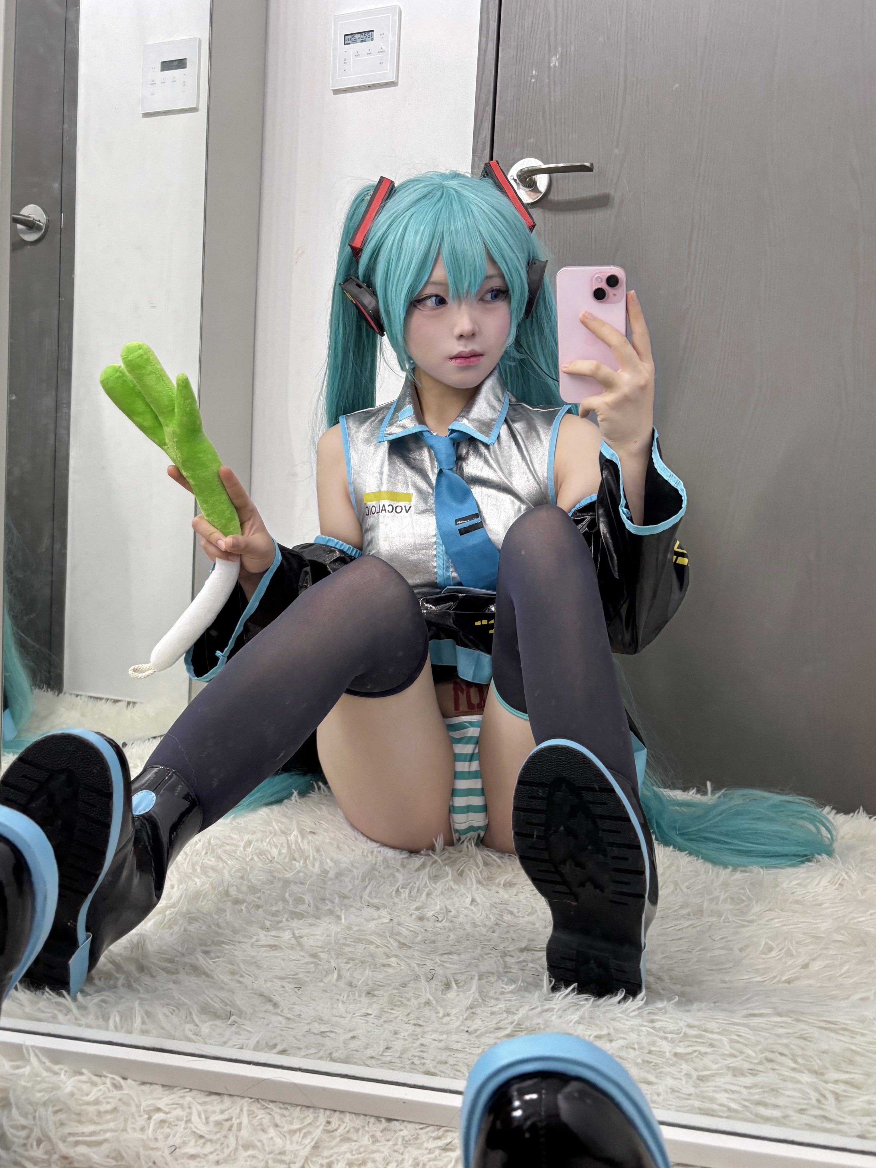 穿着蓝色衣服的女孩拍了一张自拍。