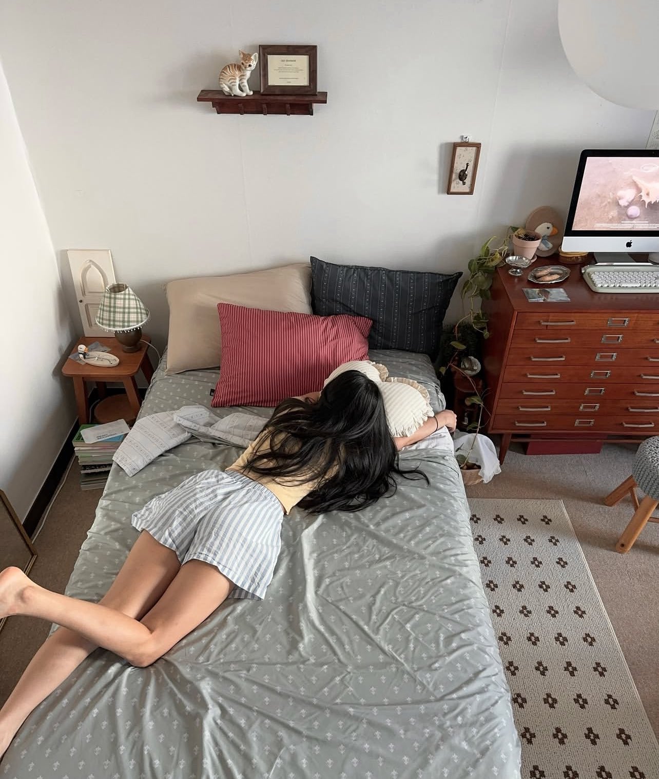 舒适的卧室有床,一张桌子与电脑,和一个椅子。