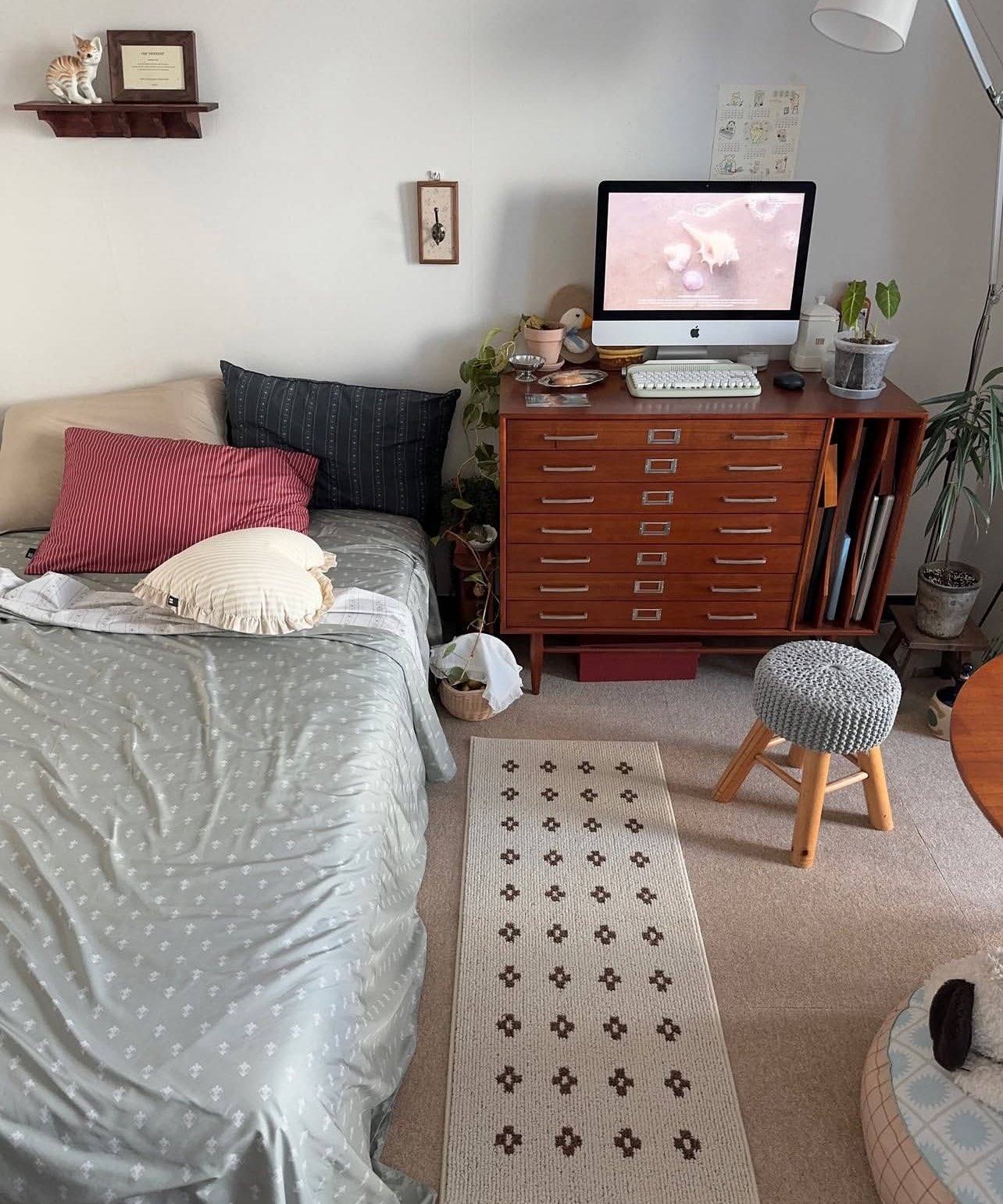 舒适的卧室有床,一张桌子与电脑,和一个椅子。