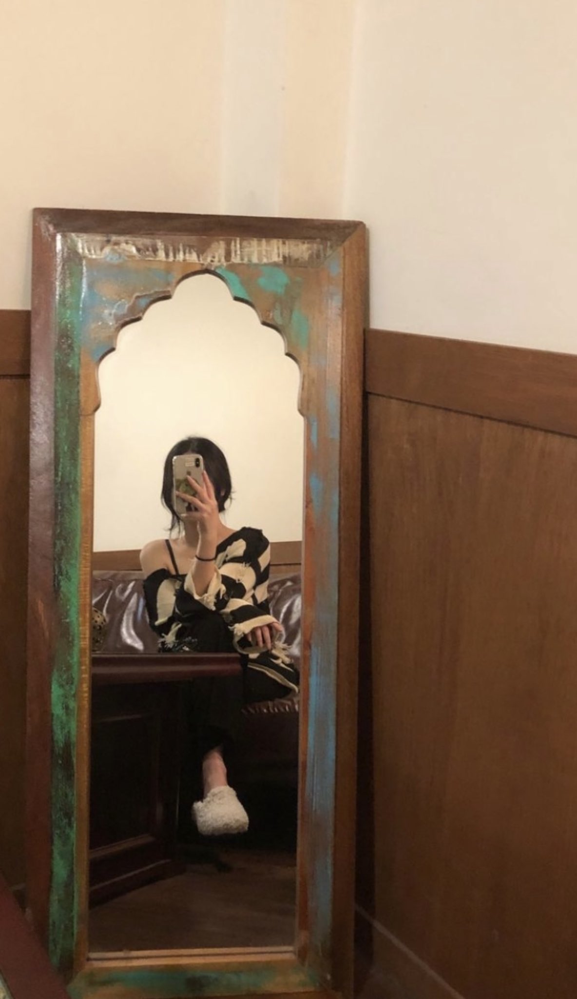 女人走过一栋大楼。