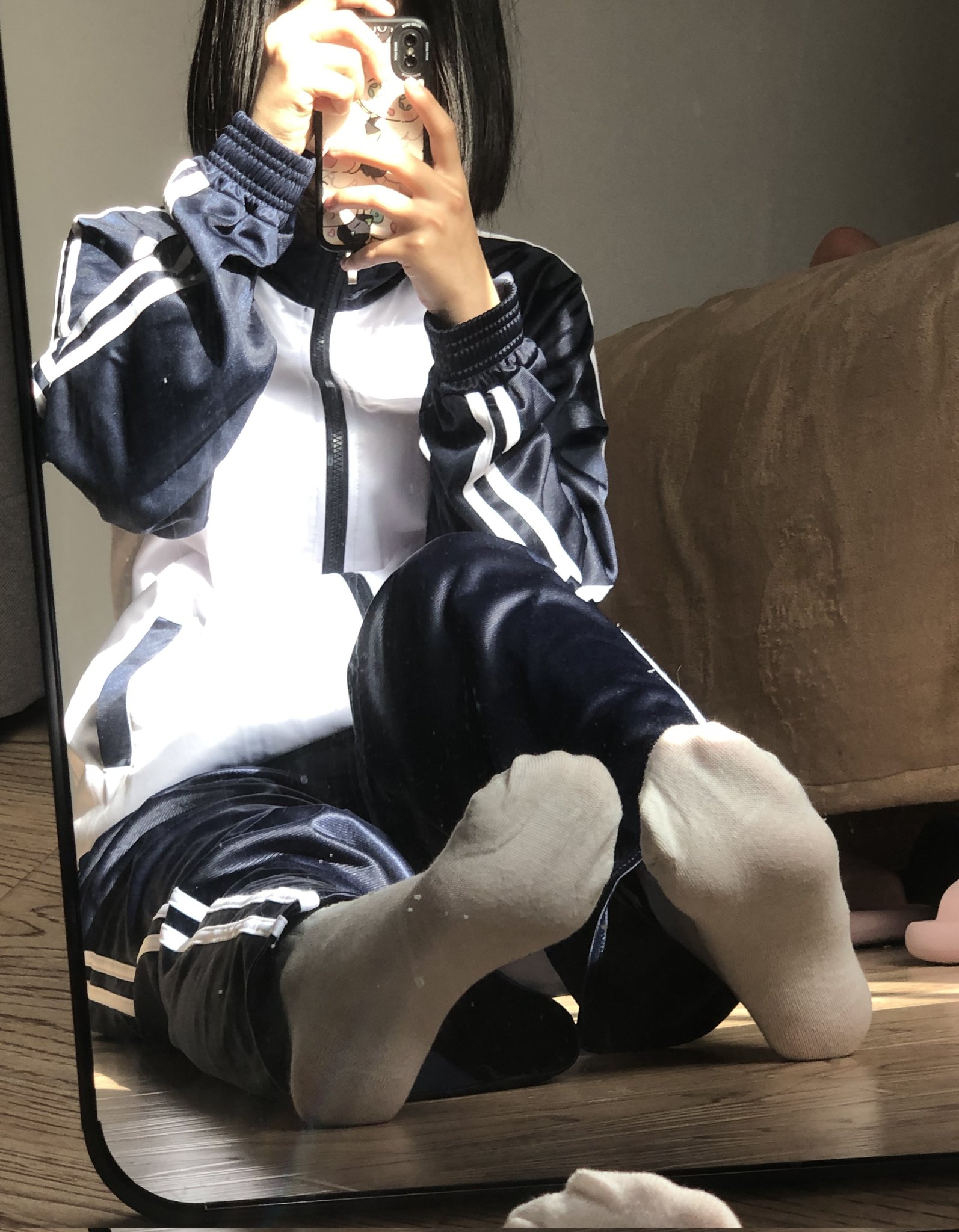 女人在镜子里拍自拍。