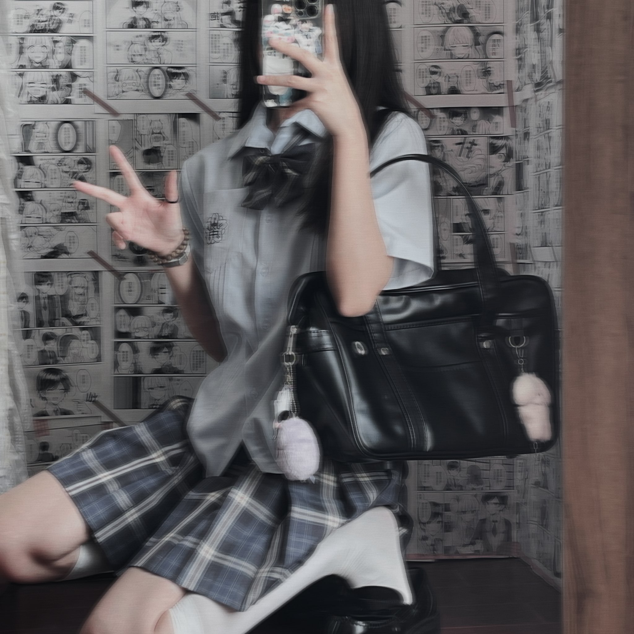 女人在漫画墙前拍自拍。