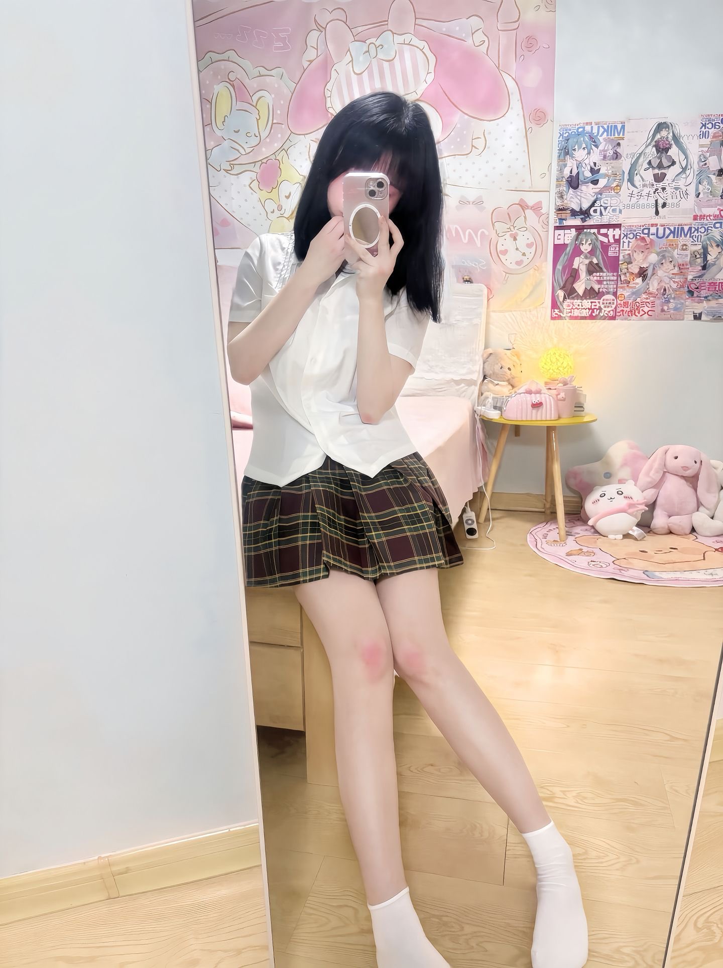 女孩用手机拍自拍。