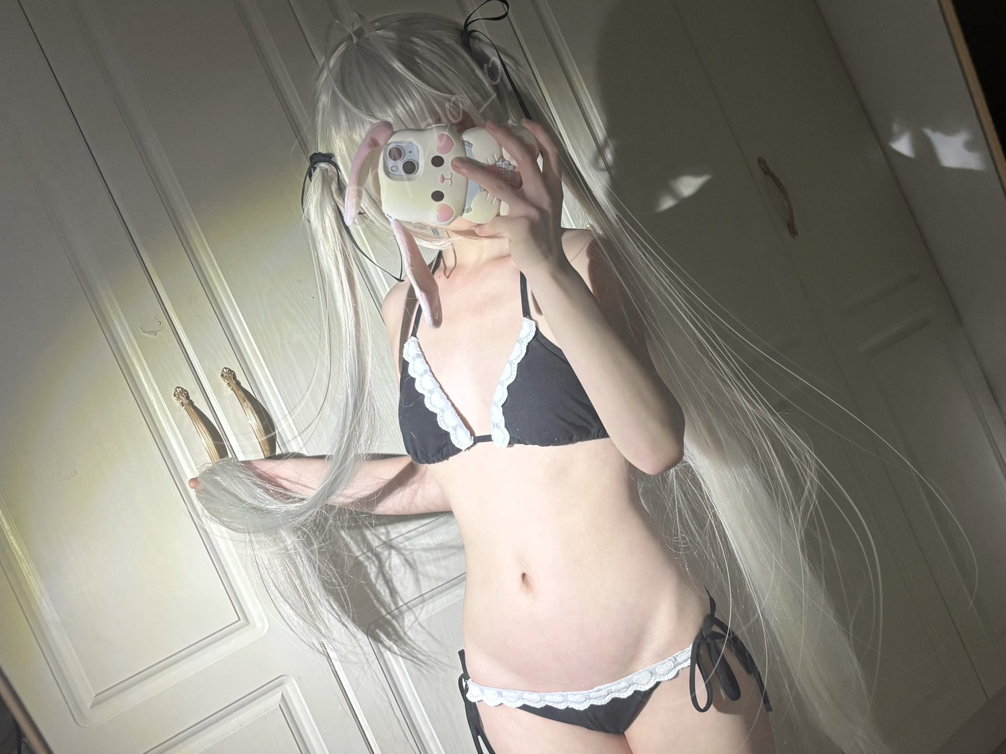 穿比基尼的女人拍了一张自拍。