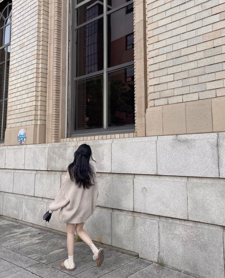 女人走过一栋大楼。