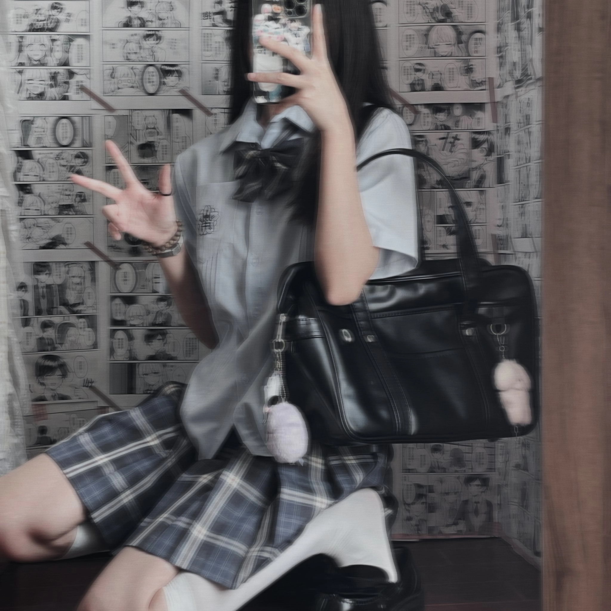 女人在漫画墙前拍自拍。