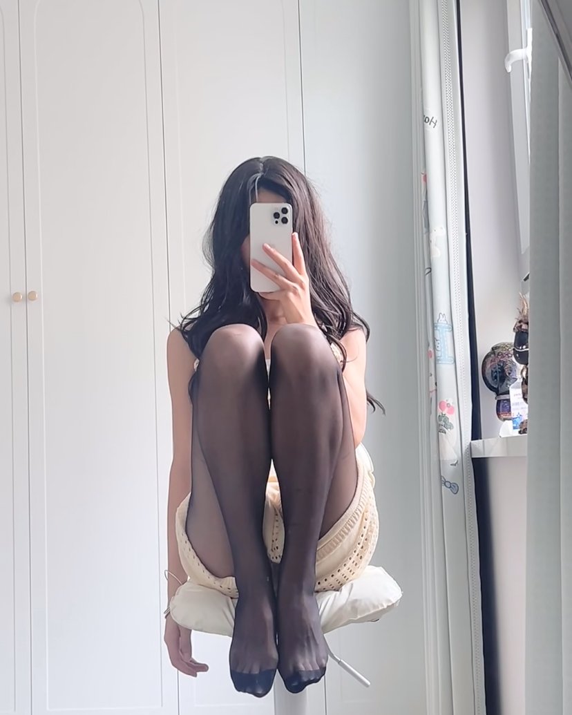 女人用手机拍自拍。