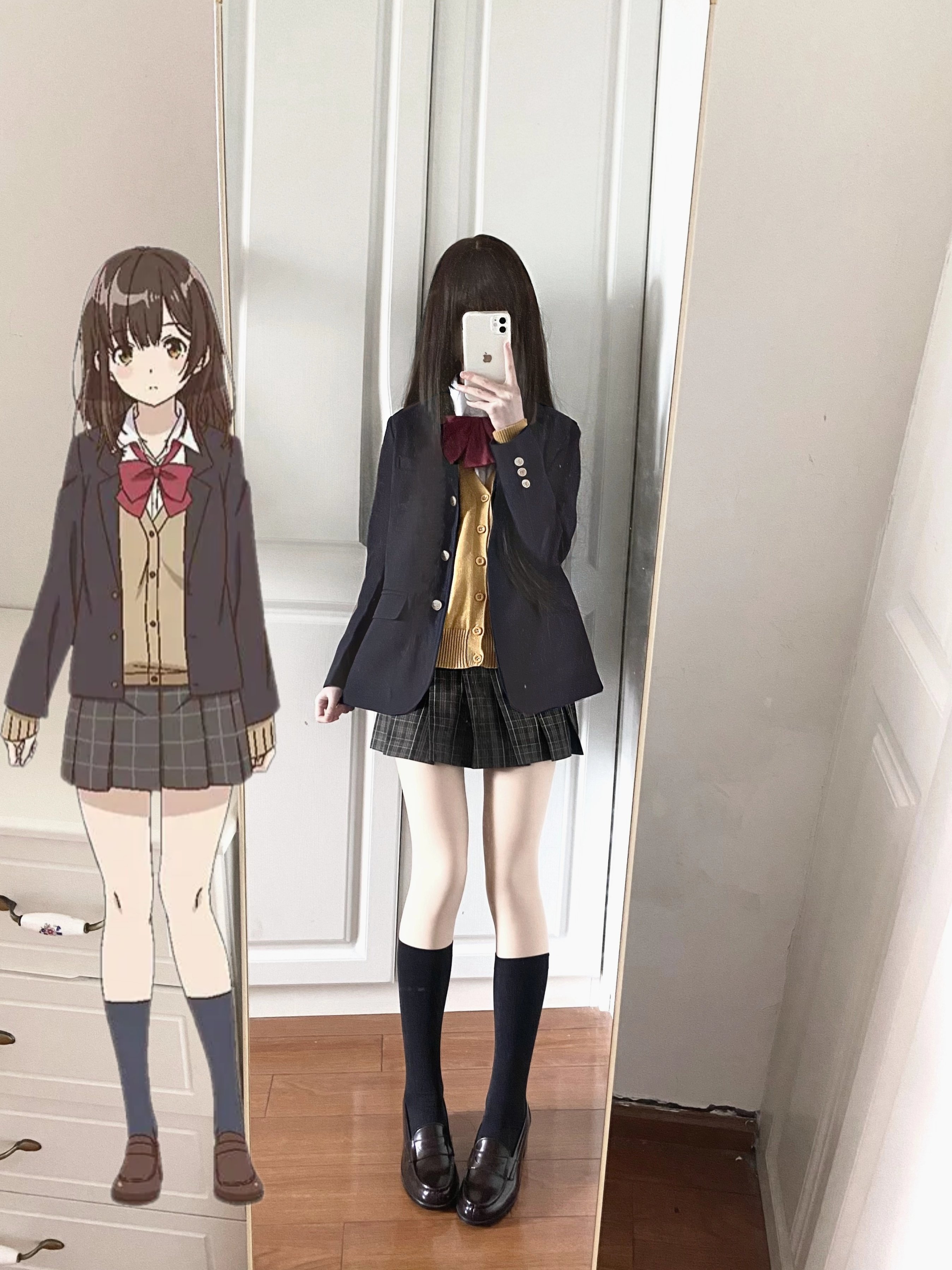 女人在镜子前拍自拍,左边有一个卡通人物。