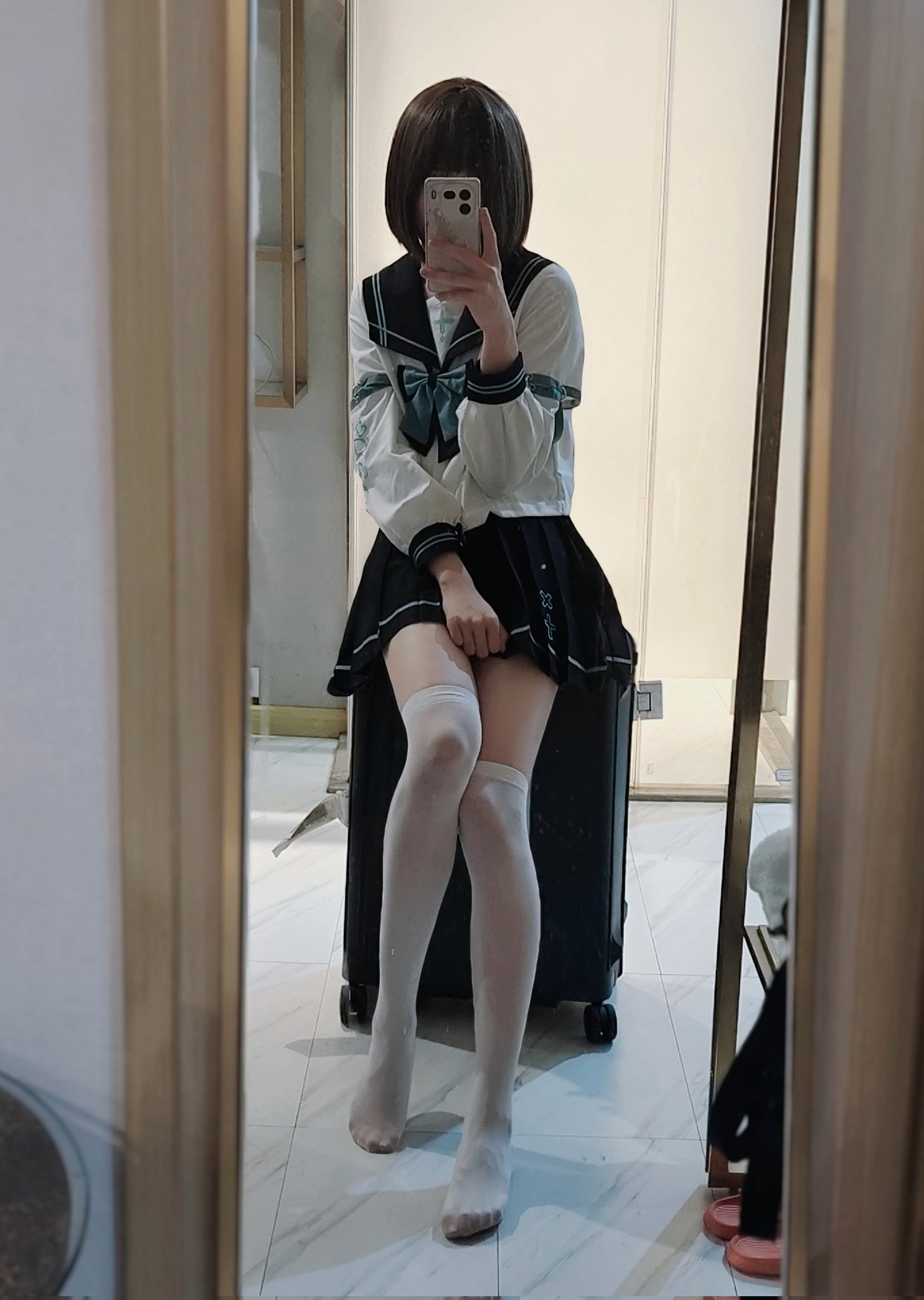 穿着水手服的女人拍了一张自拍。