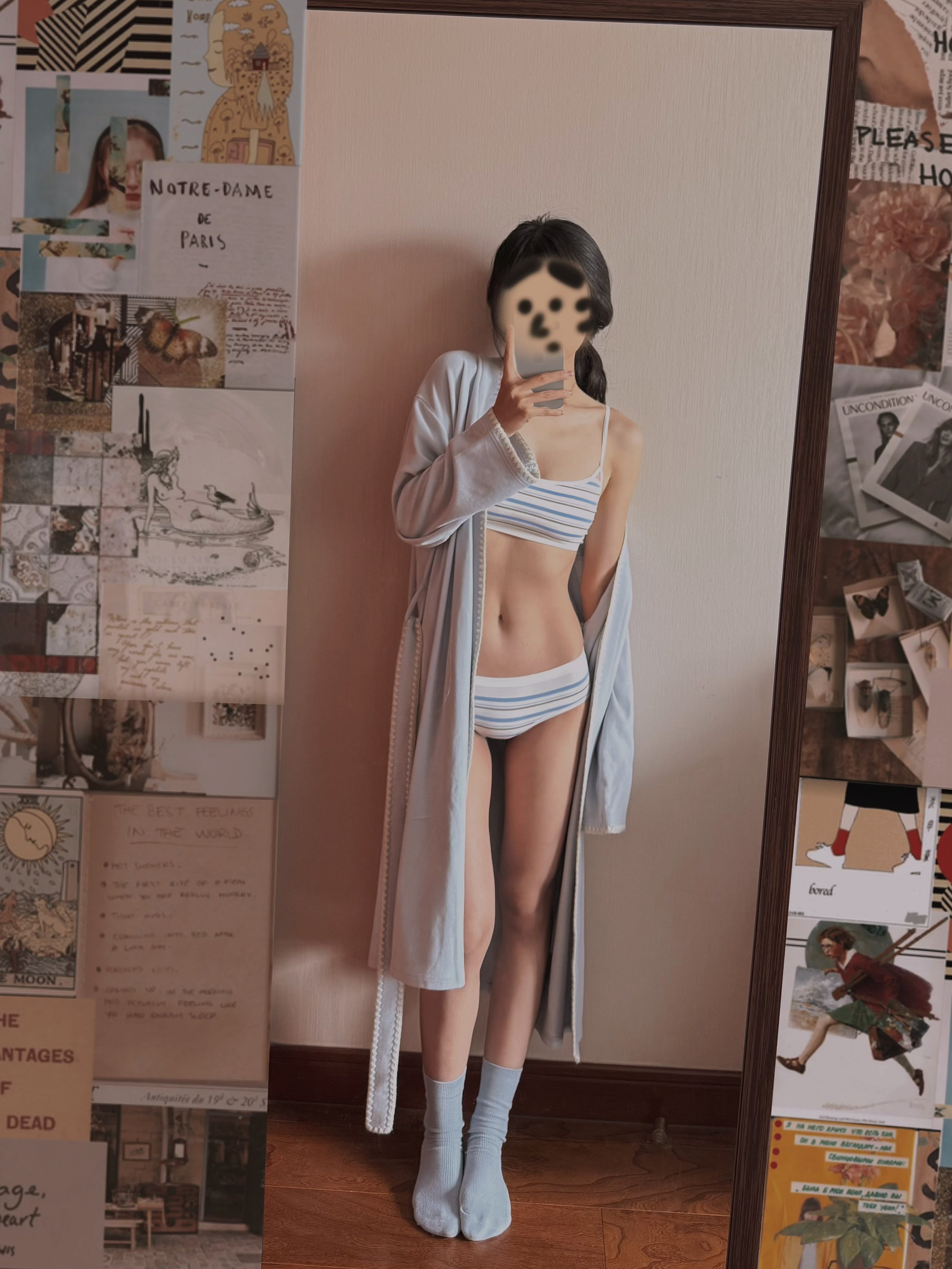 女人在镜子前拍自拍。