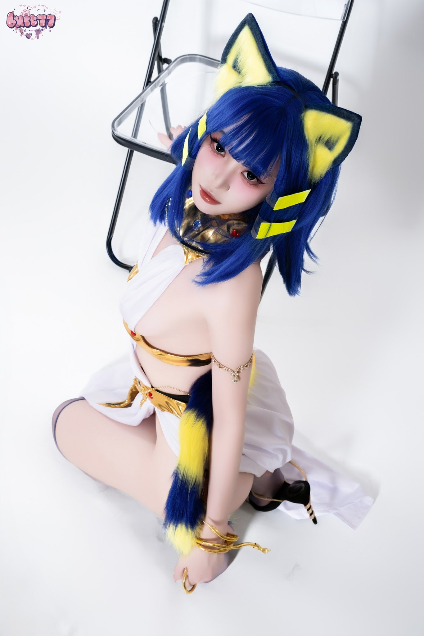 穿着蓝色和黄色裙子的女人坐在地板上。