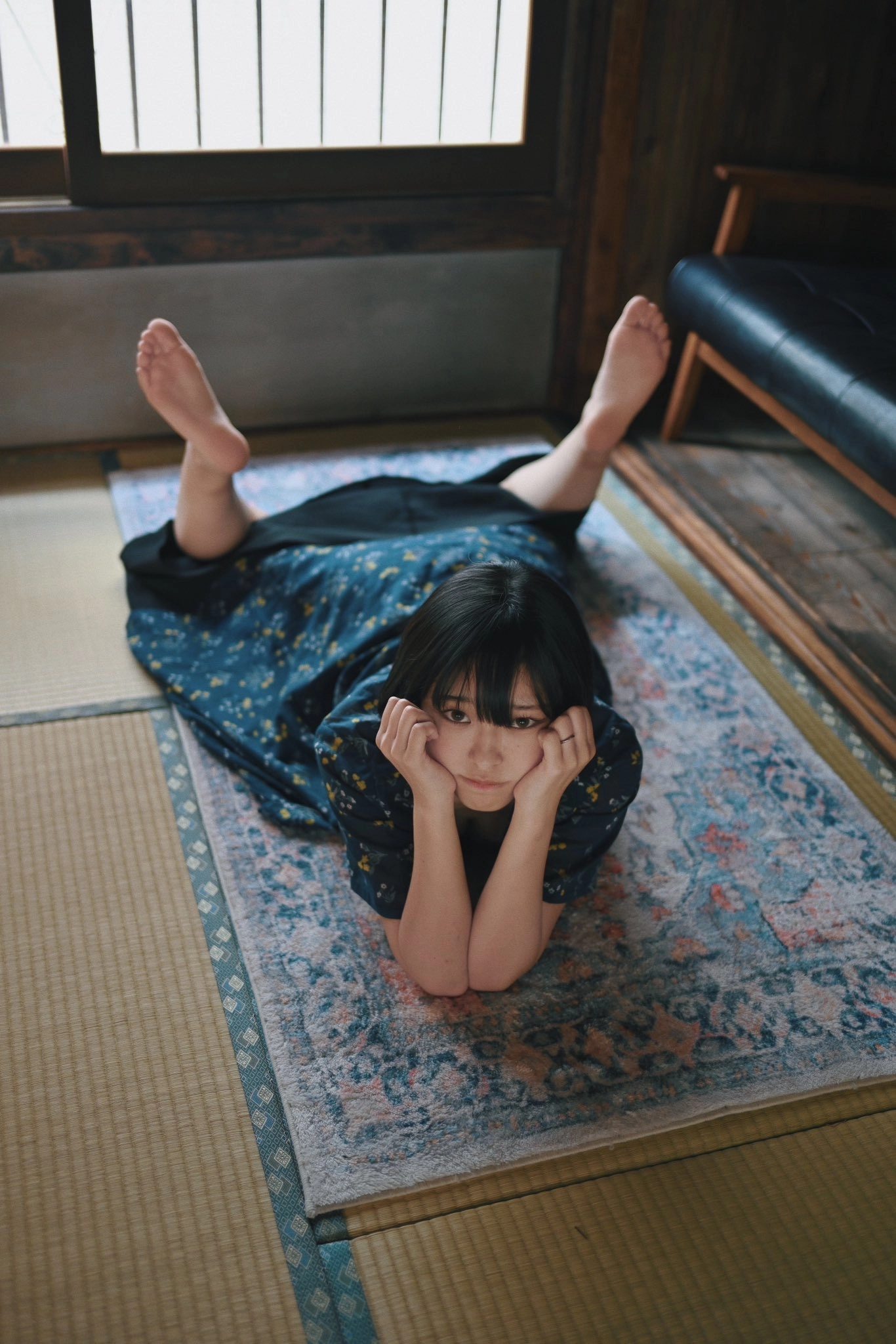 穿蓝色衣服的女人躺在地板上。