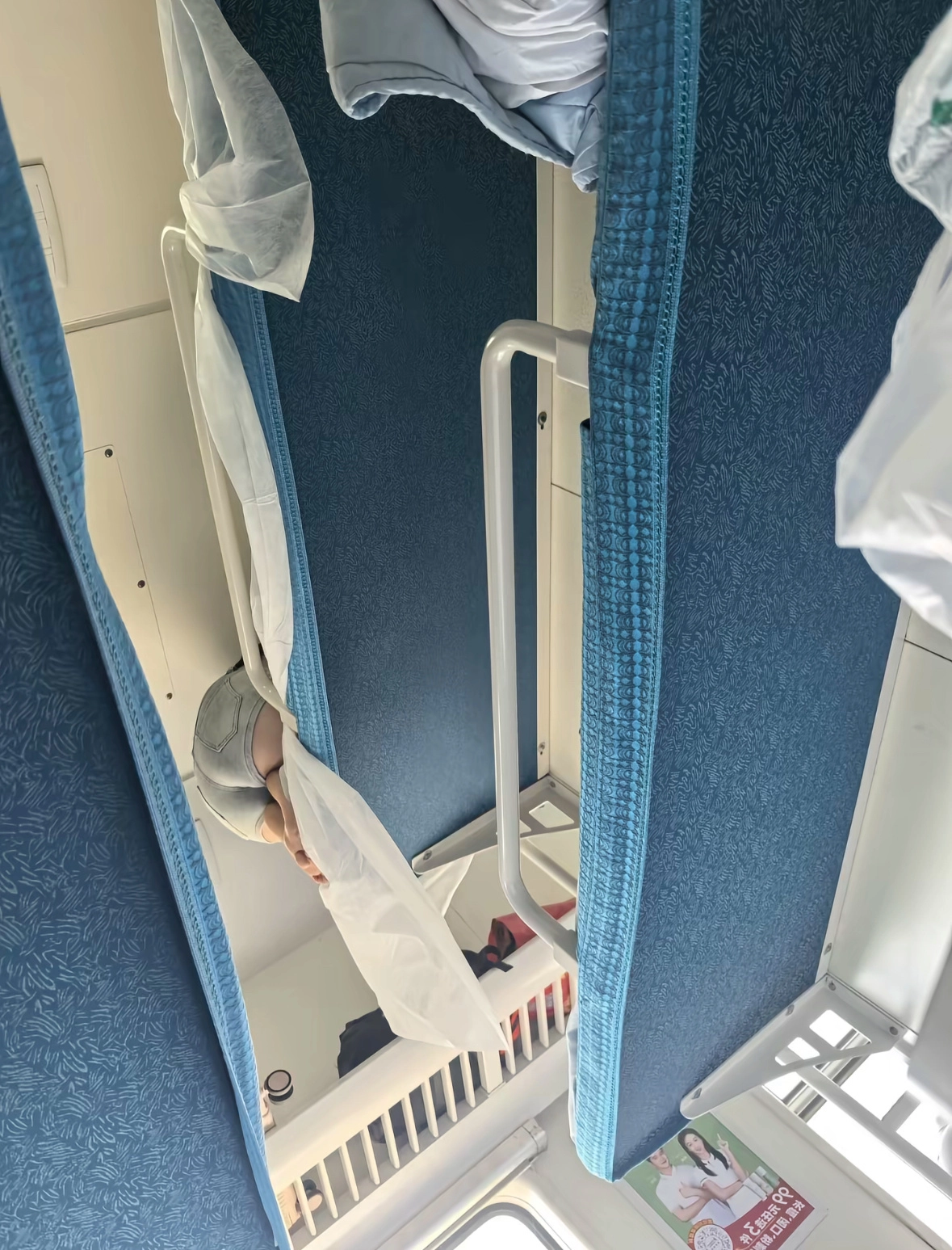 人在镜子中的反射。