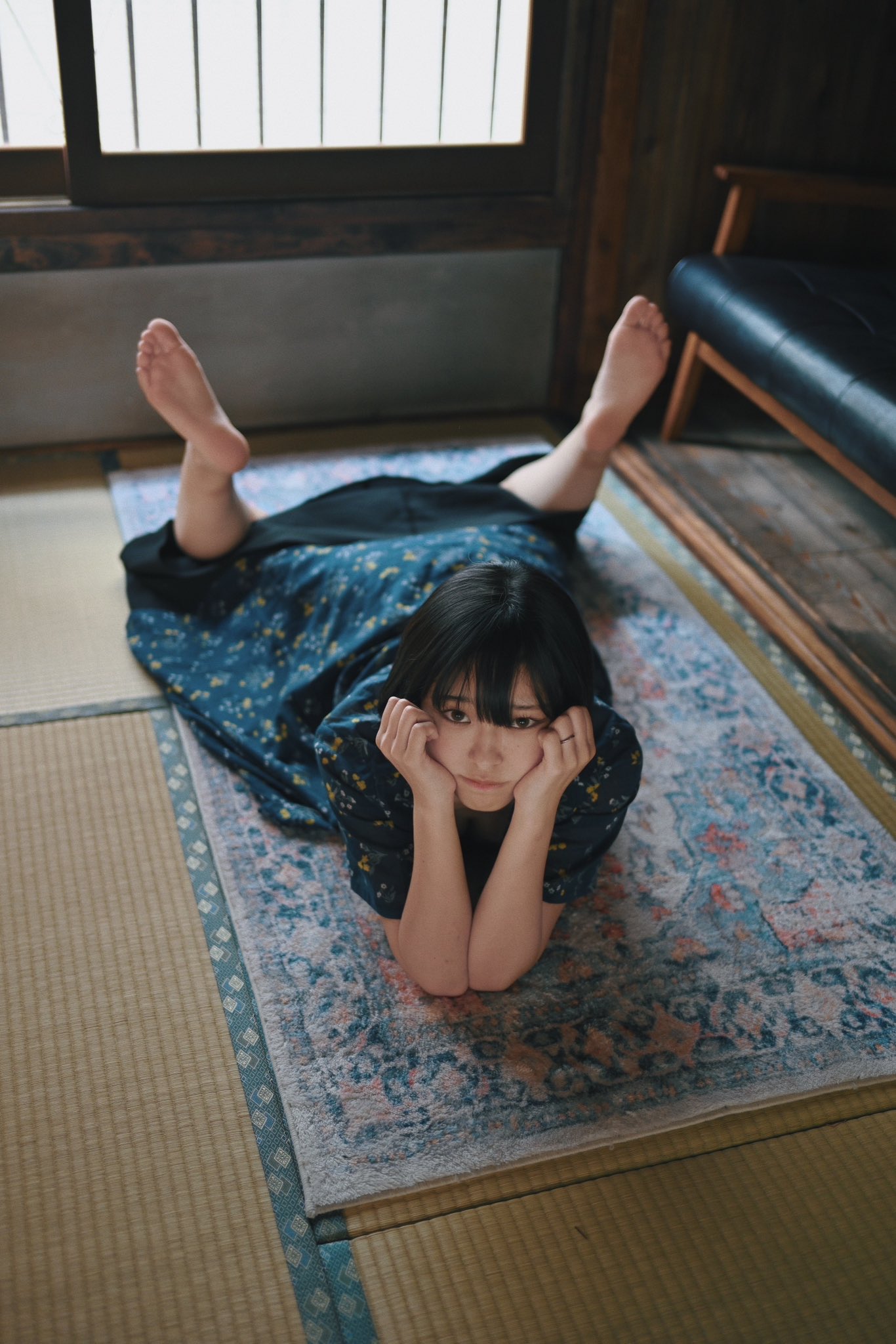 穿蓝色衣服的女人躺在地板上。