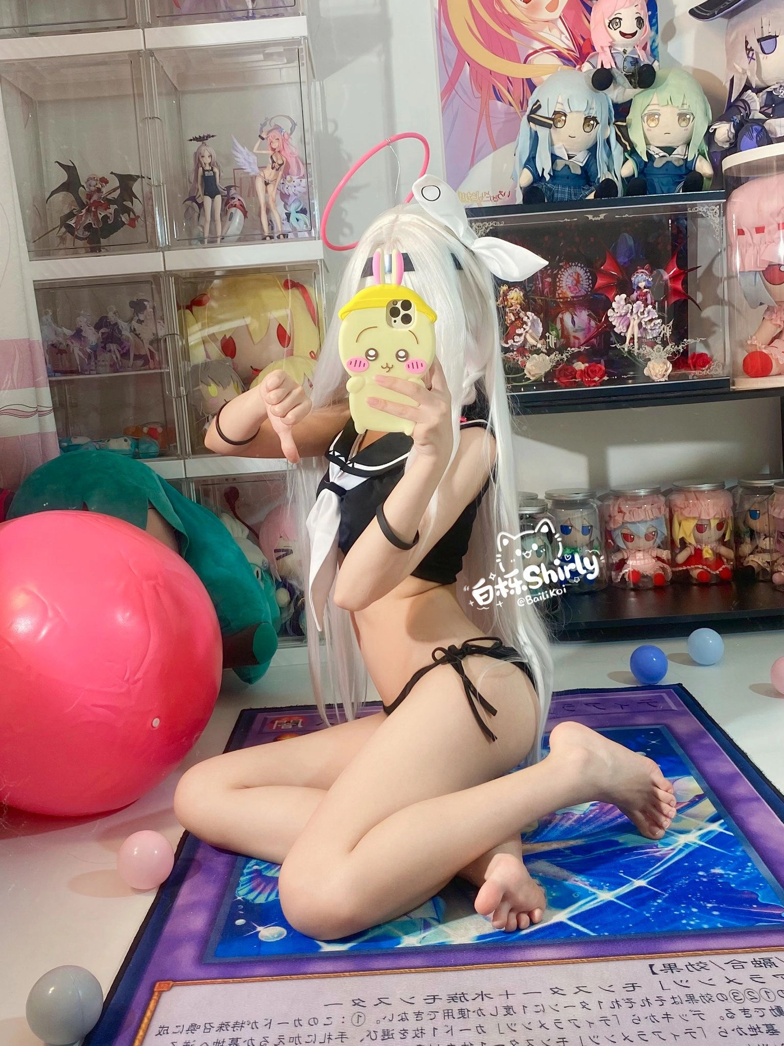 女人在一群充满了动物的集合面前拍了一张自拍。