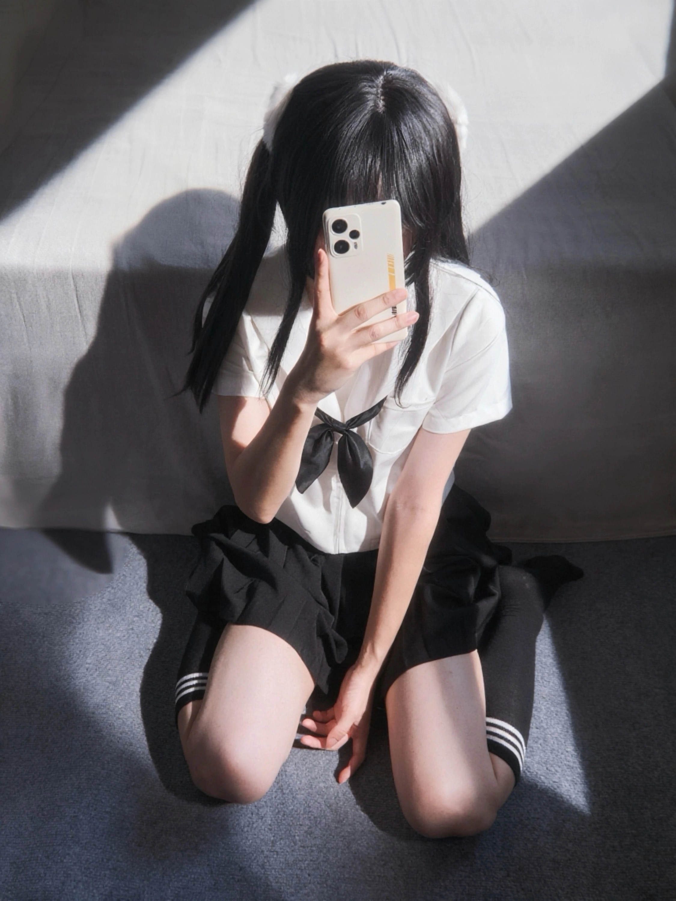 女孩用手机拍自拍。