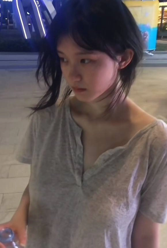 长头发和灰色衬衫的女人。