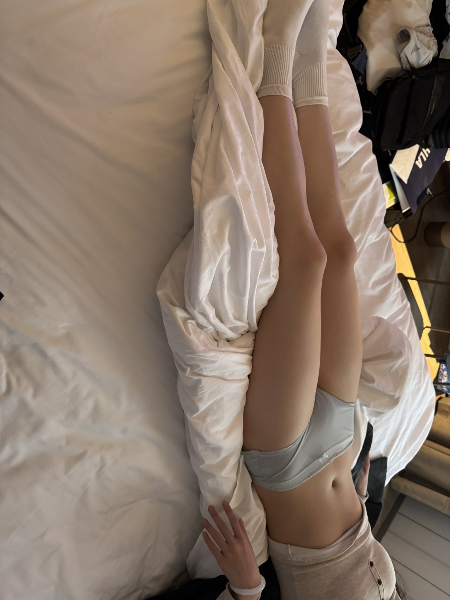 女人躺在床上,她的腿在空中。