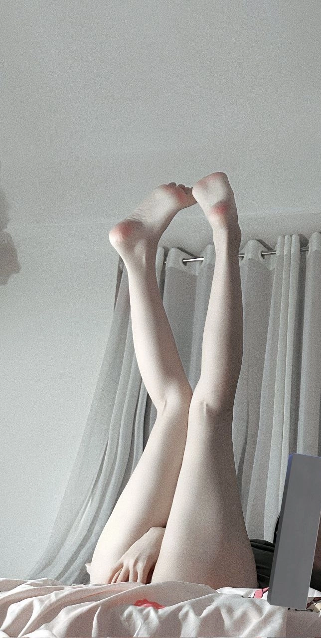 女人躺在床上。