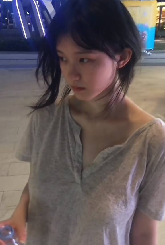 长头发和灰色衬衫的女人。