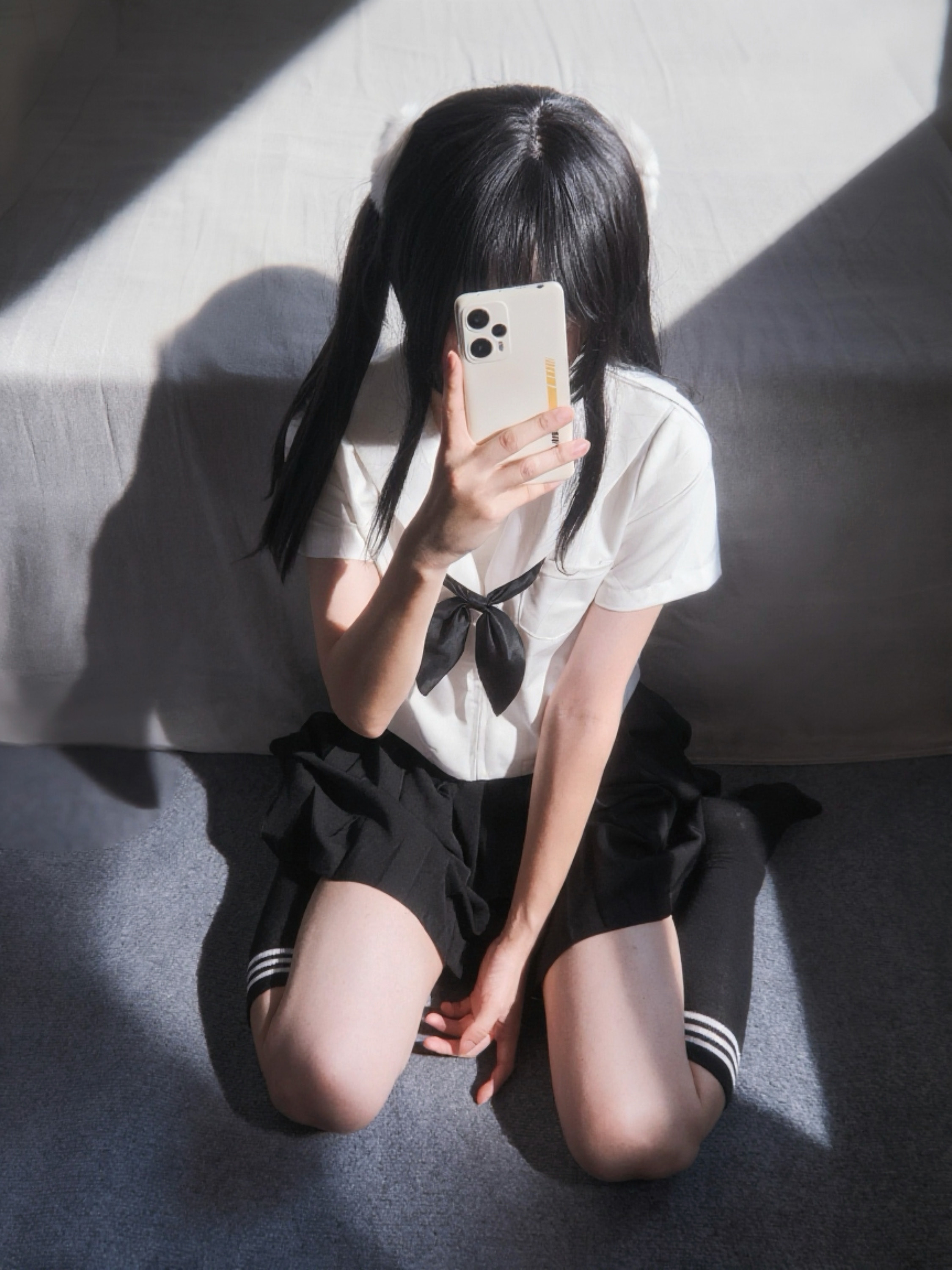 女孩用手机拍自拍。