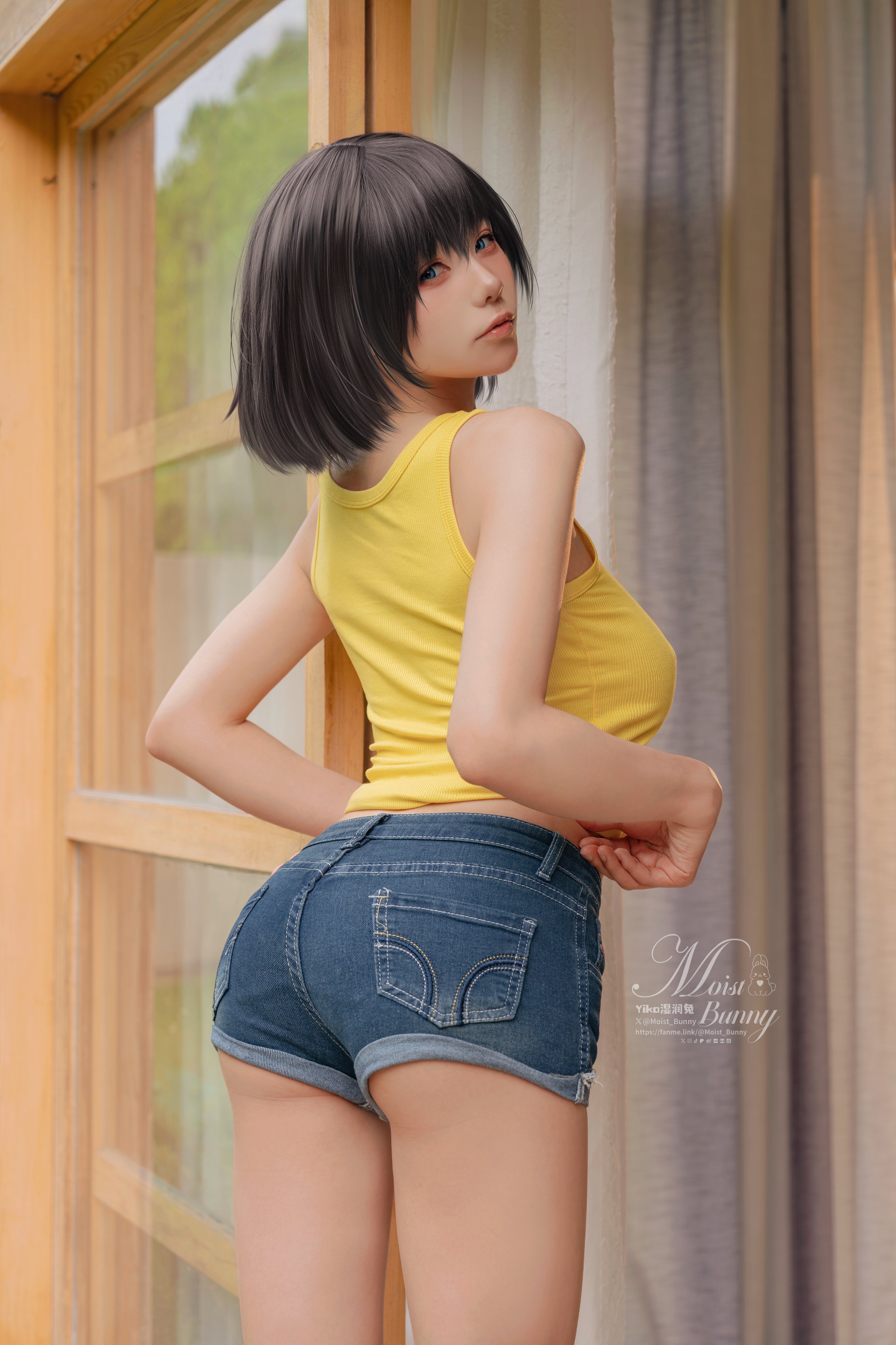 穿着黄色衬衫和蓝色短裤的女人为一张照片。