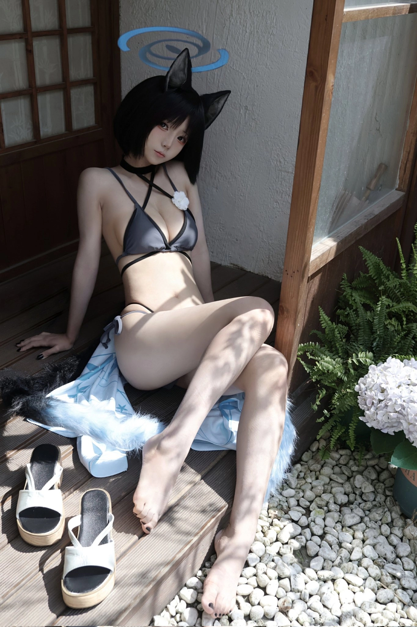 戴着黑猫帽子的女人站在门廊上。