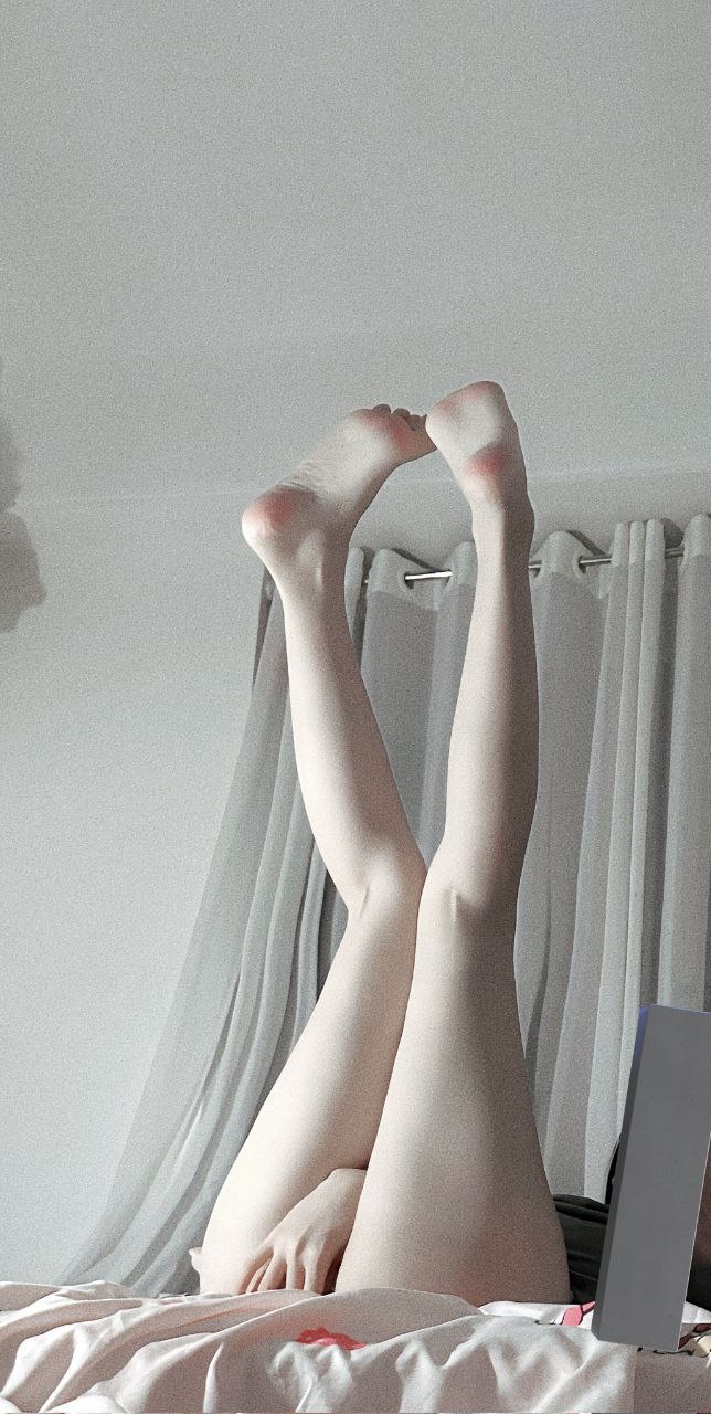 女人躺在床上。