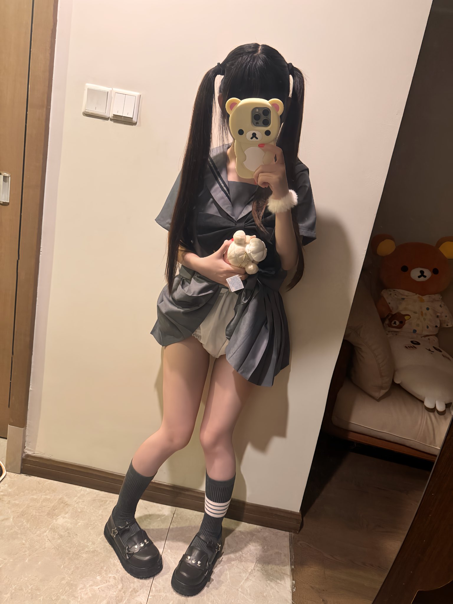 带着动物和手机的女孩。