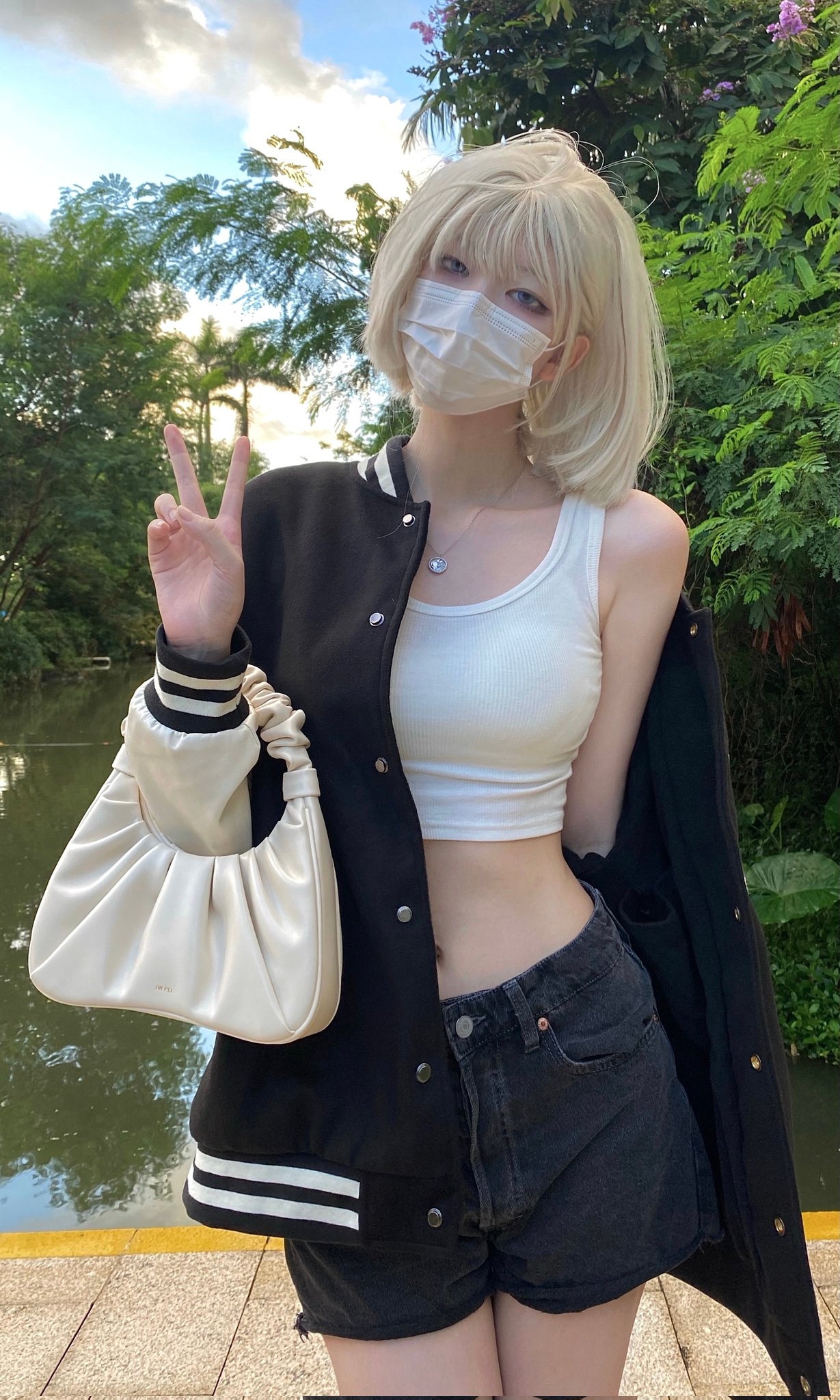 女人戴着面具和一件黑色夹克。