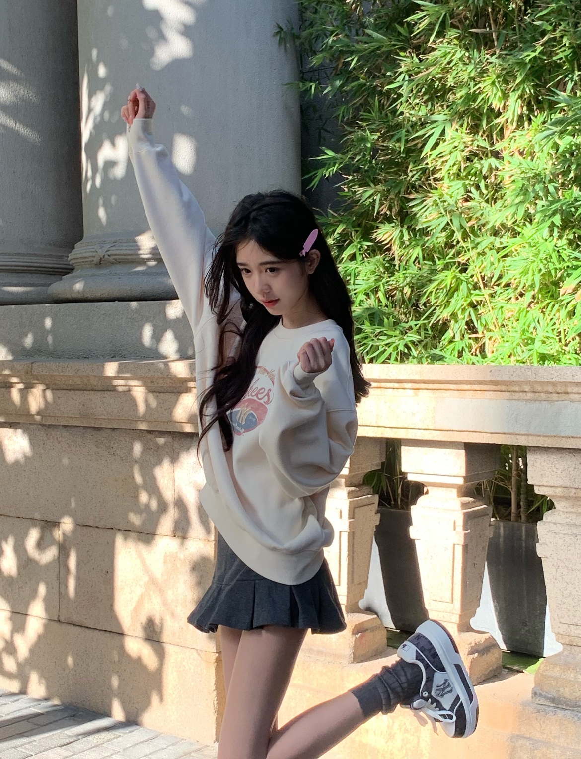 长头发和马尾巴的女人在相机前微笑。