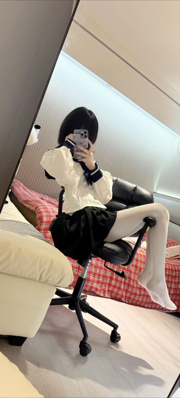 一位穿着黑色衬衫和白色衬衫的女人拍了一张自拍。