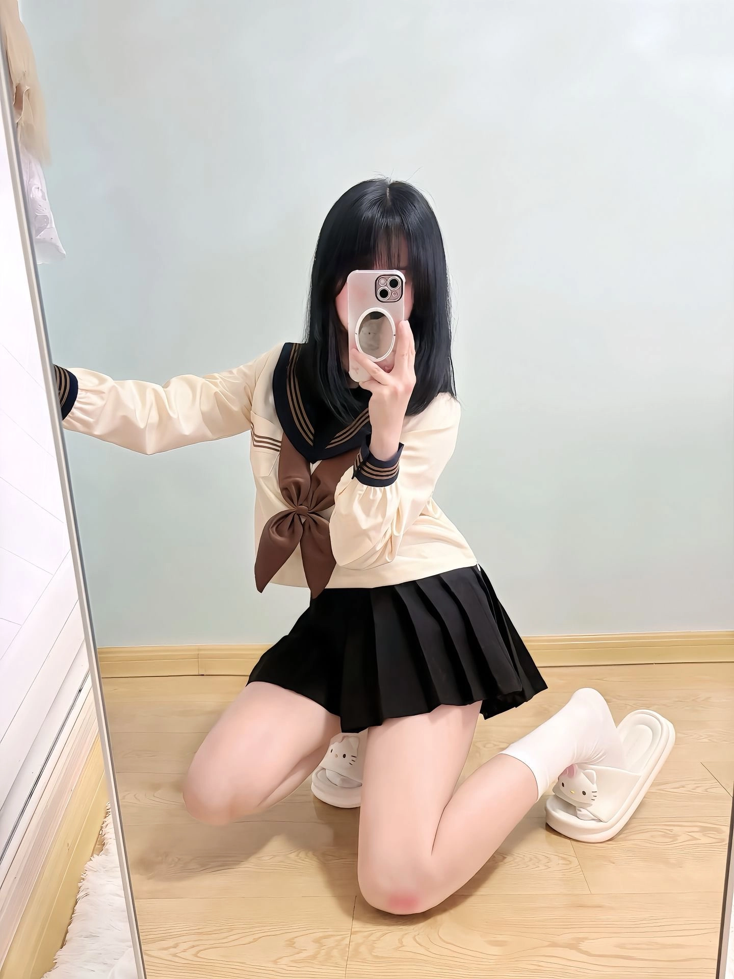 女人用手机拍自拍。