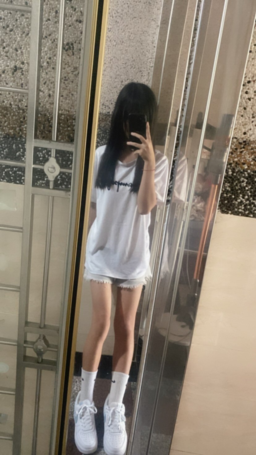 女人在浴室里拍个自拍。