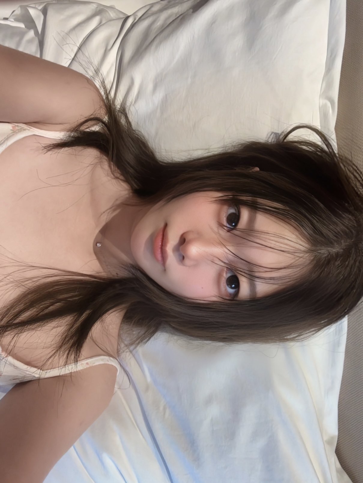 长头发和项链的女人。