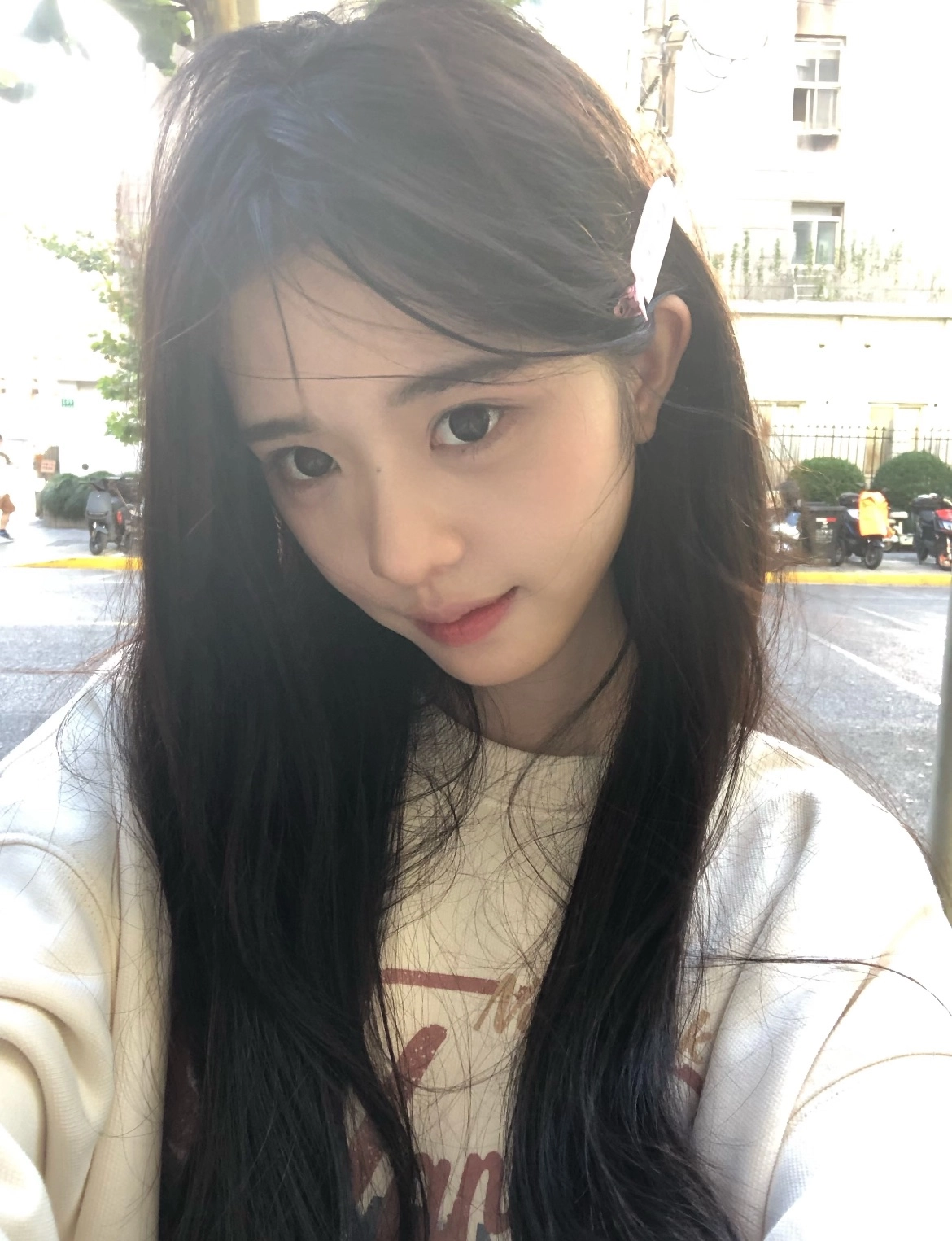 长头发和马尾巴的女人在相机前微笑。