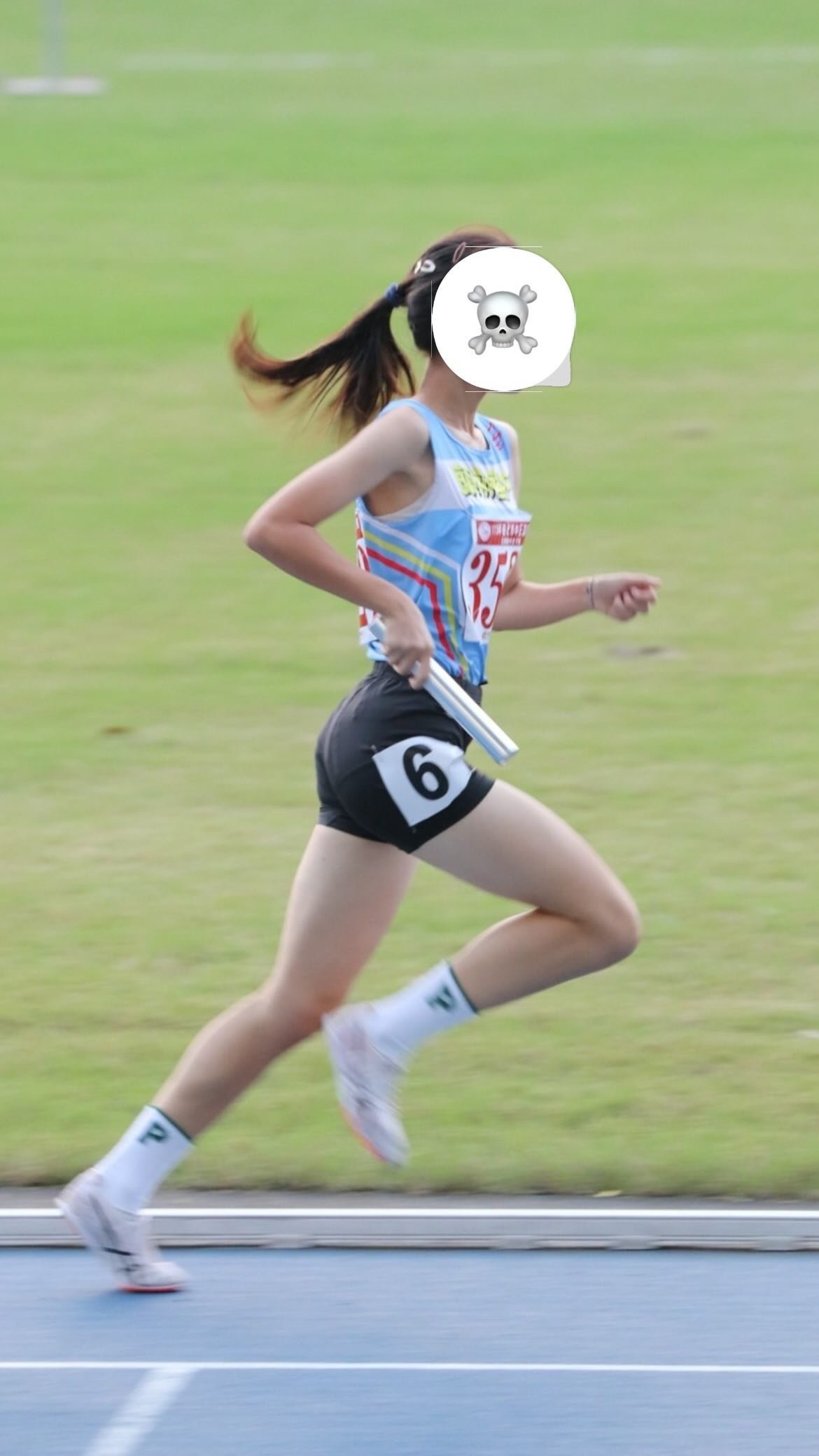 女人在头上跑着一个骨骼。