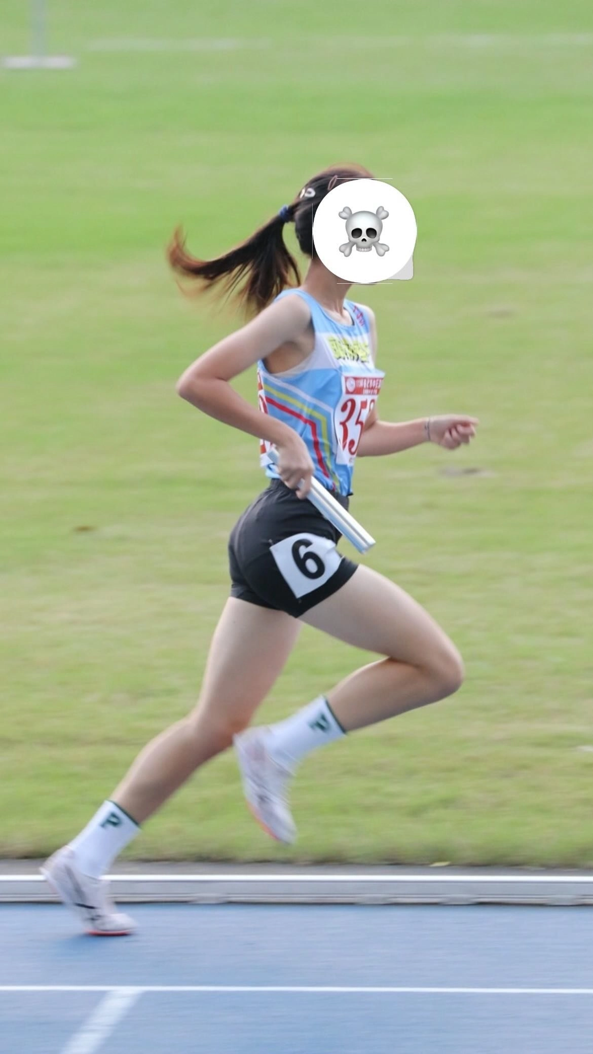 女人在头上跑着一个骨骼。