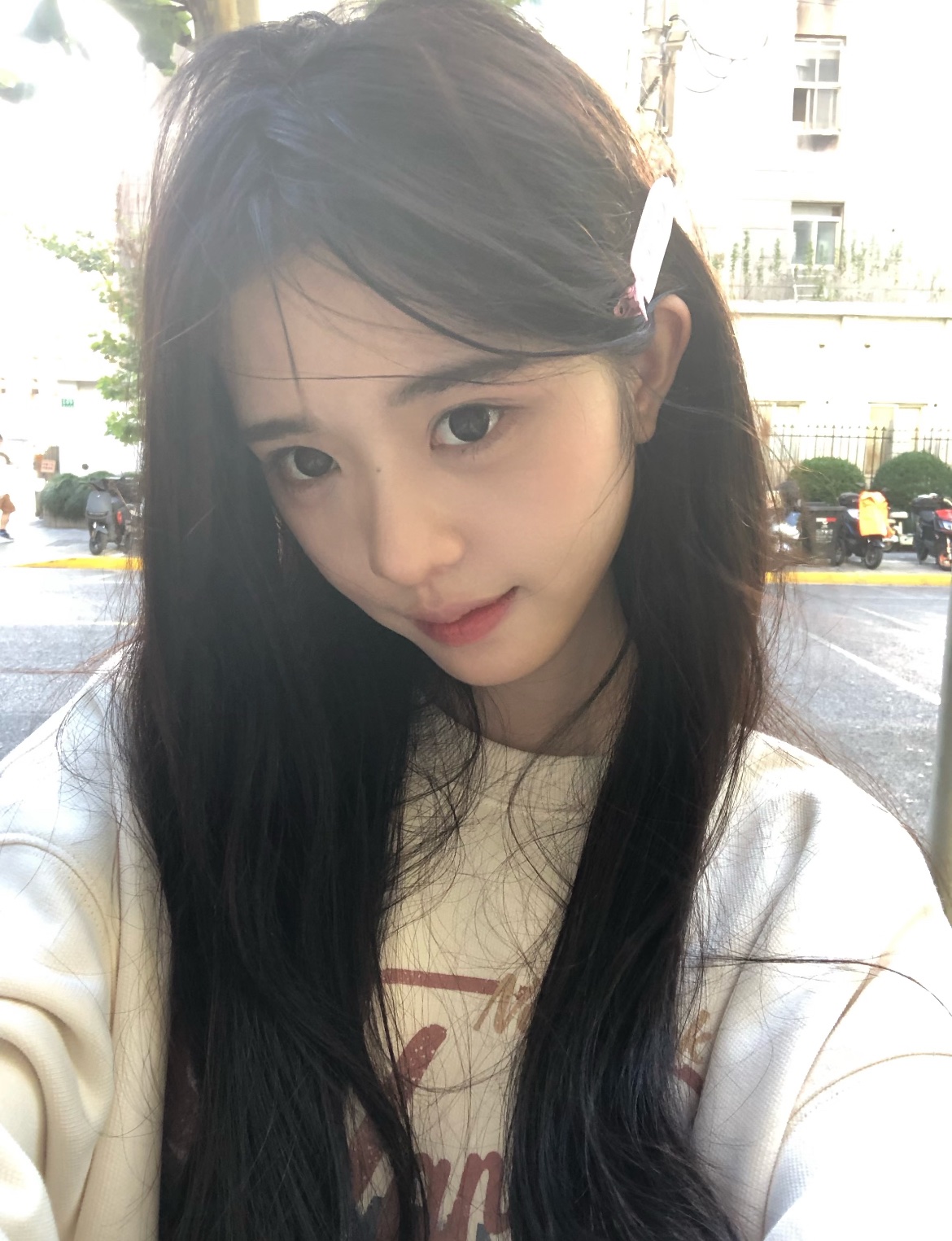 长头发和马尾巴的女人在相机前微笑。