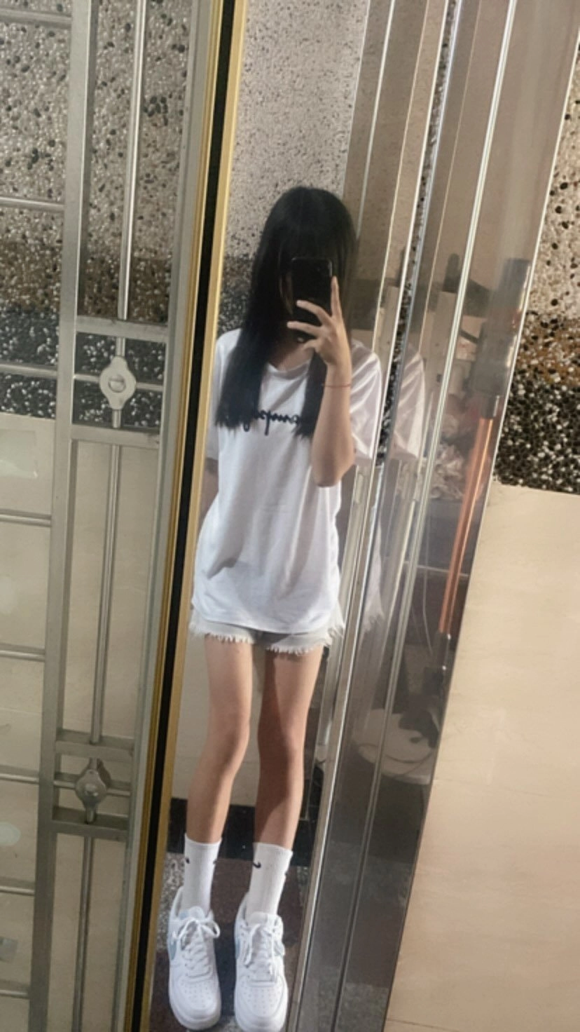 女人在浴室里拍个自拍。