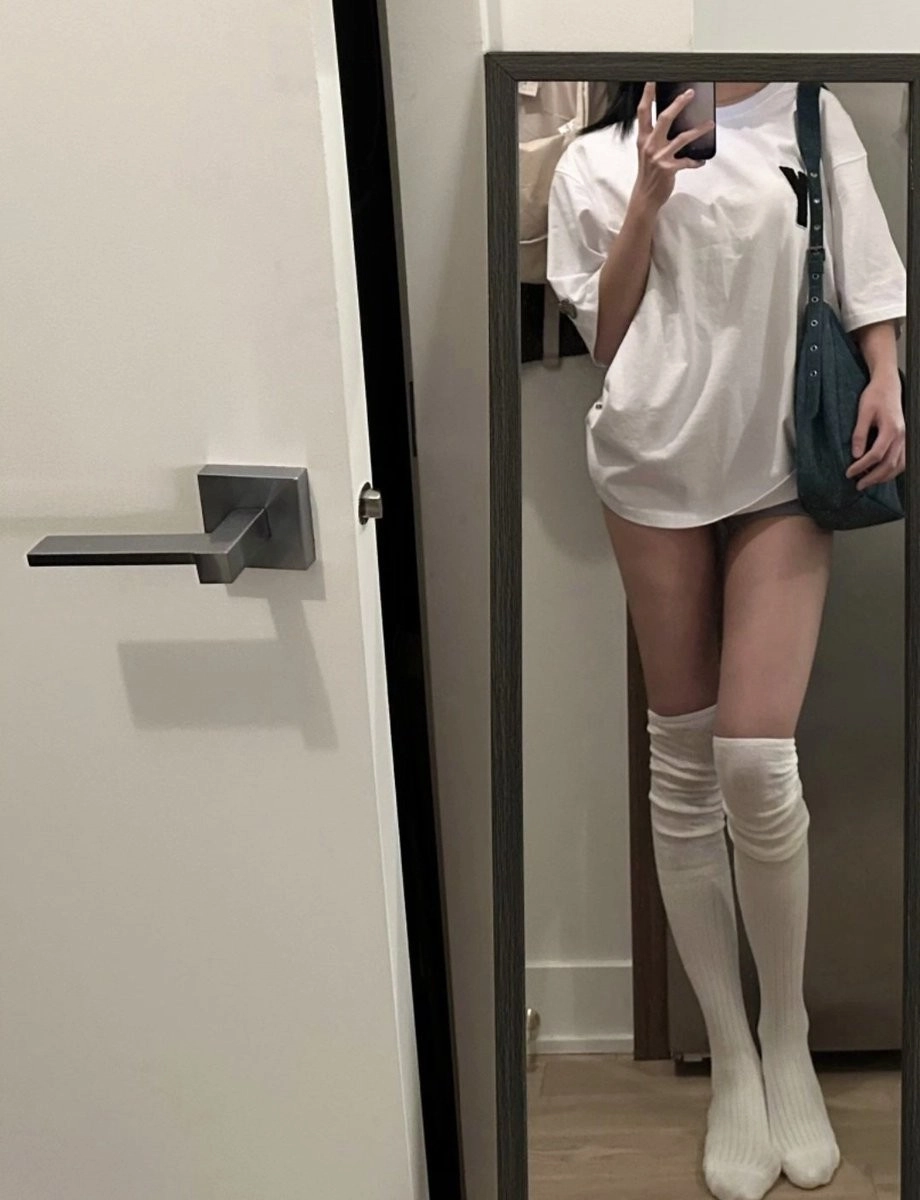 女人在镜子里拍自拍。