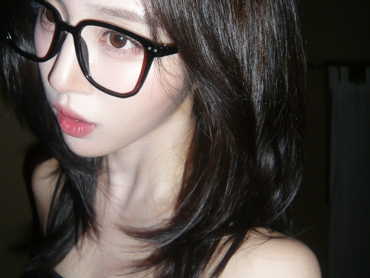 戴着眼镜和一件黑色衬衫的女人。