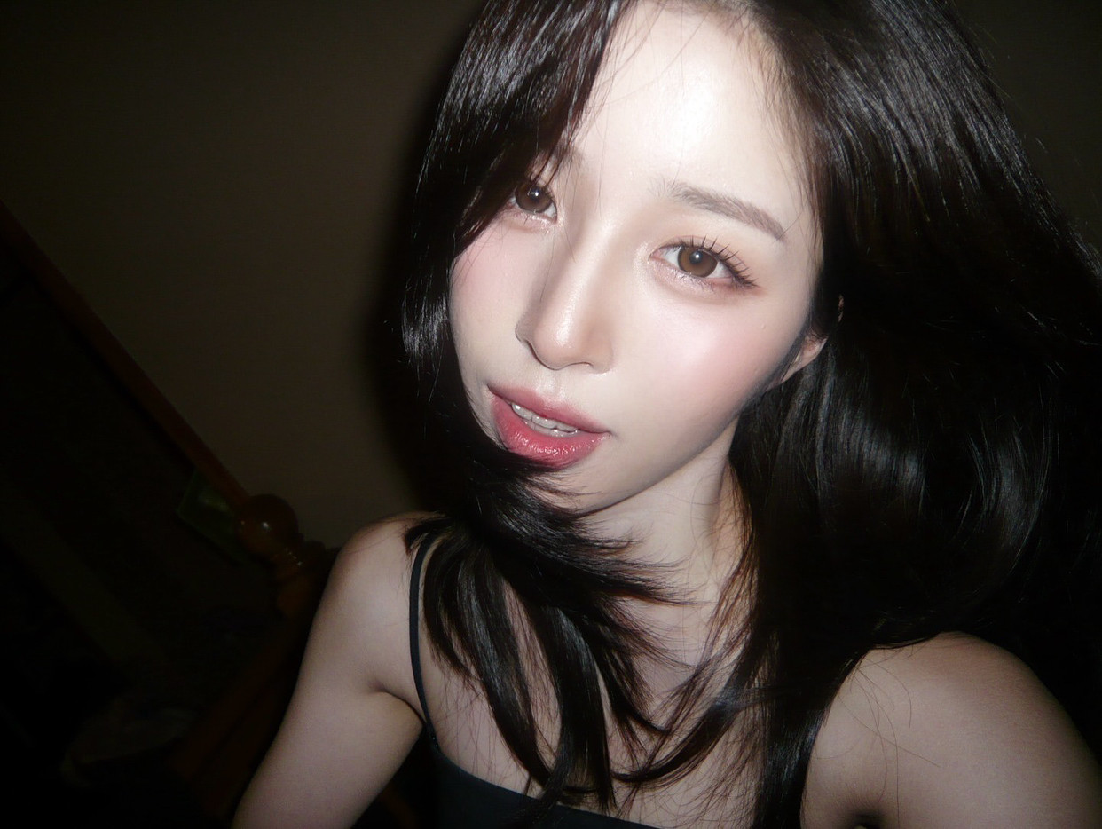 戴着眼镜和一件黑色衬衫的女人。