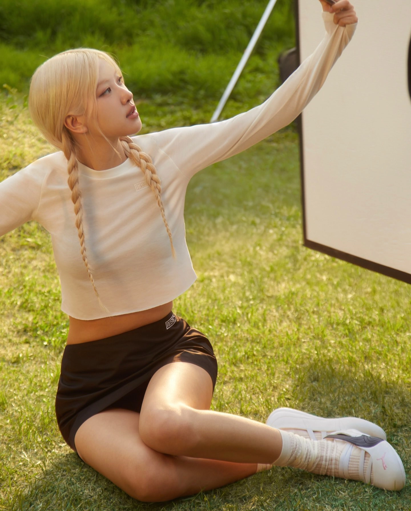 有毛发的女孩坐在草地上。