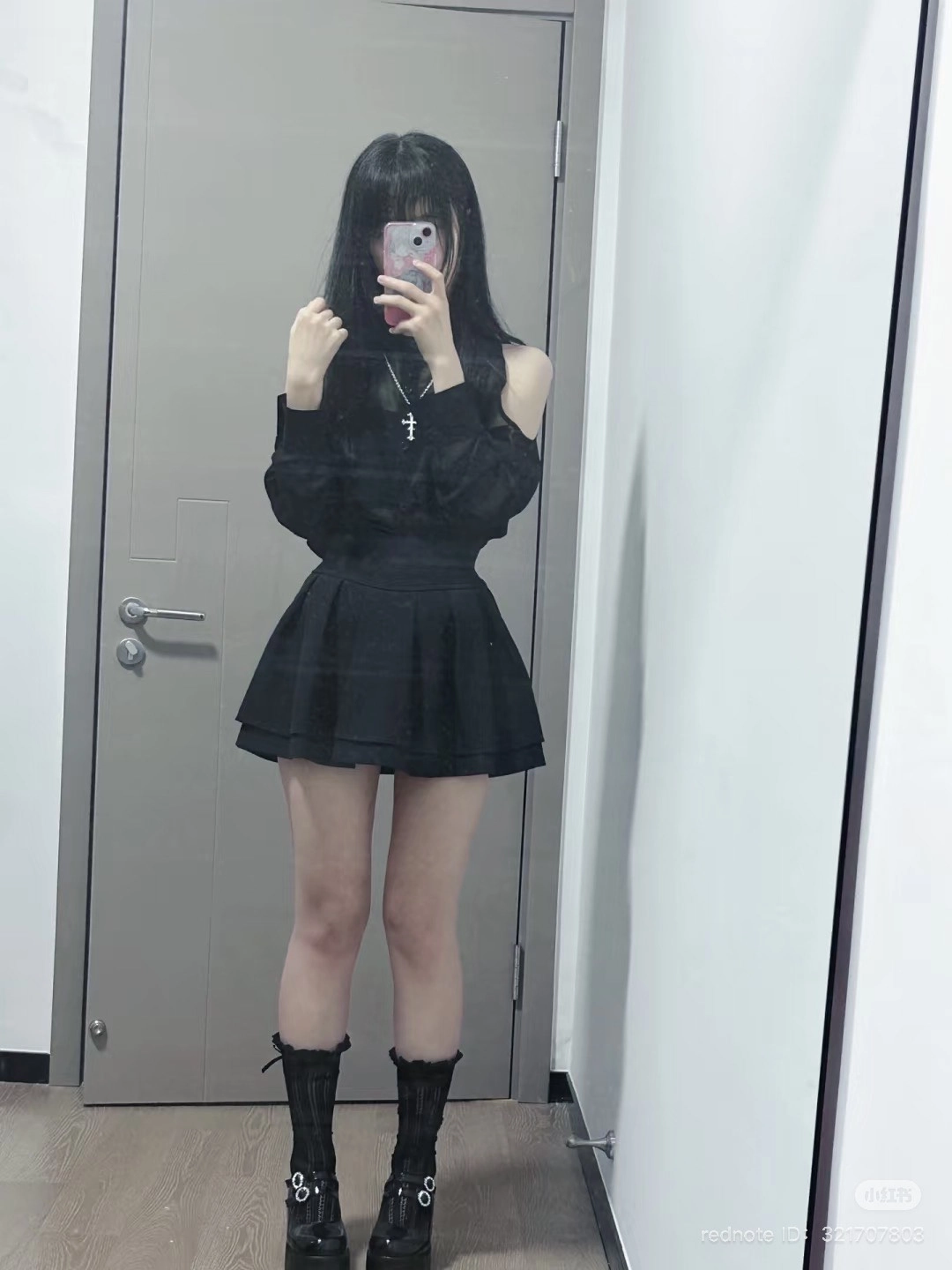 女人在镜子里拍自拍。