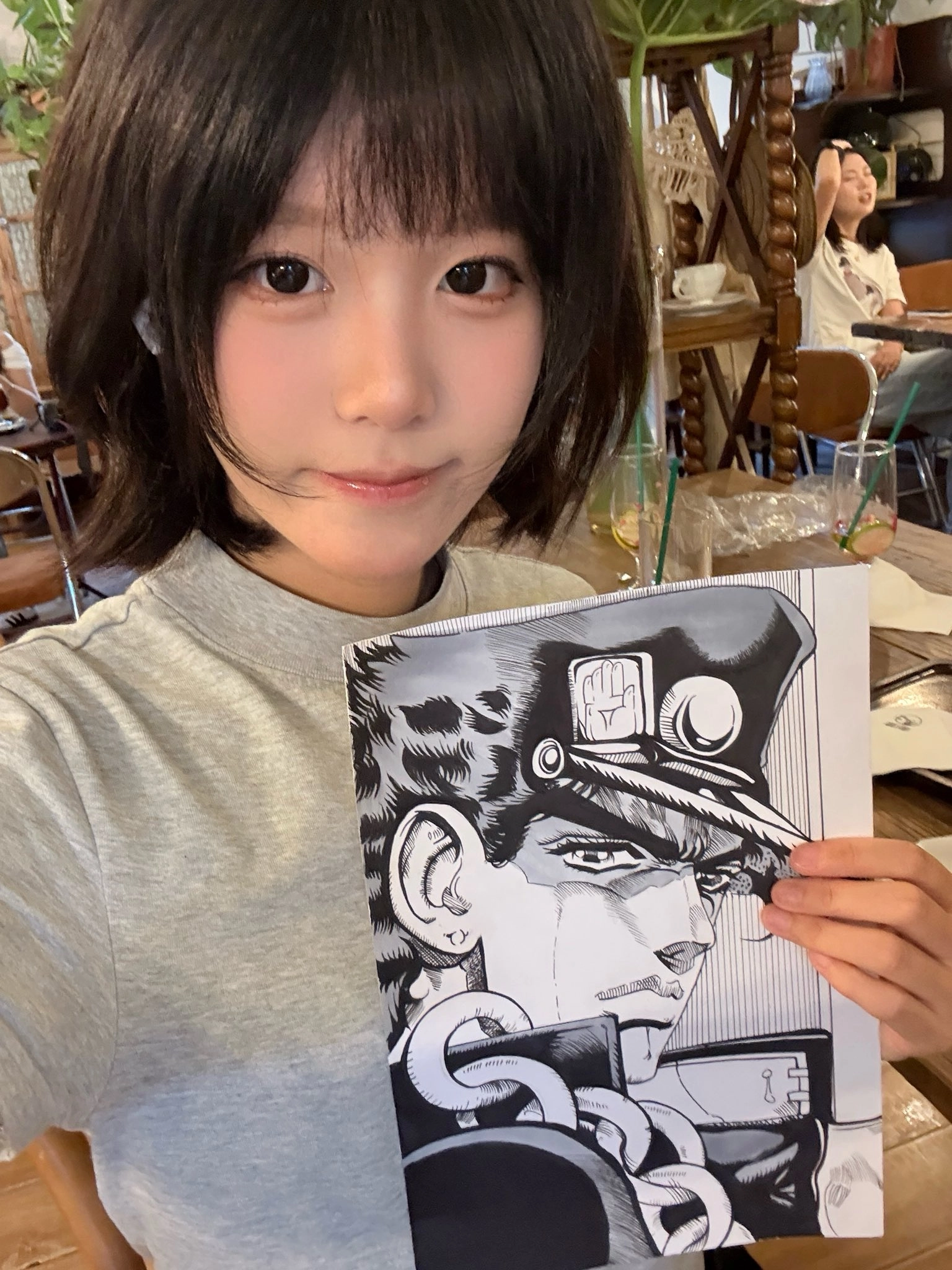 女人拿着一个帽子男人的图画。